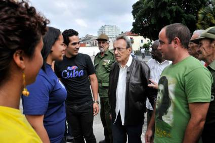 Jóvenes junto al Comandante Faure Chomón