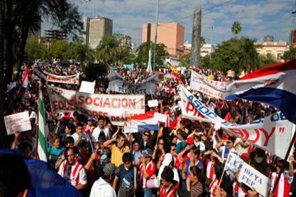 Paraguayos exigen cambios en la política económica y social del gobierno