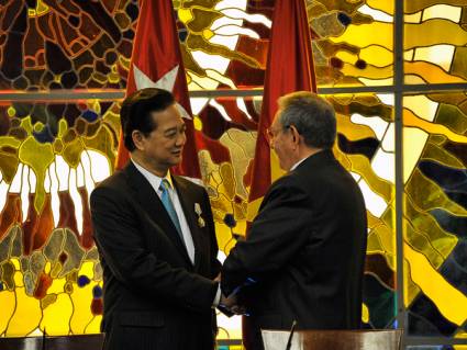 Raúl Castro y el Primer Ministro de Vietnam Nguyen Tan Dung