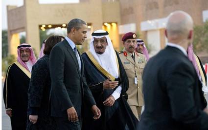 El príncipe Salman bin Abdulaziz Al Saud acompaña al presidente estadounidense, Barack Obama