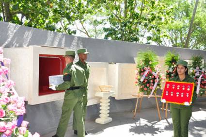 Ofrendas florales de Fidel y Raúl ante las cenizas del combatiente Ángel Manuel Sánchez Pérez