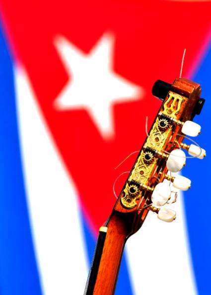Guitarra y Bandera cubana