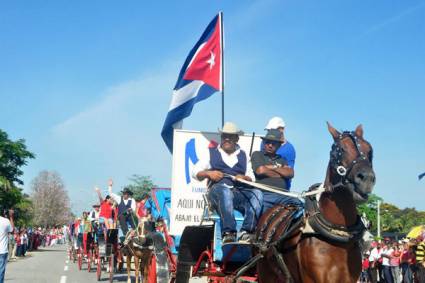 Desfile por el Día Internacional de los Trabajadores en Granma