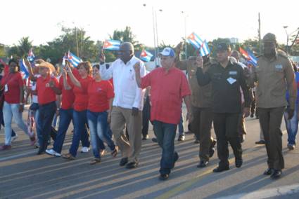 Desfile por el Día Internacional de los Trabajadores en Santiago de Cuba