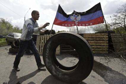 Vecinos defendiendo la proclamada República de Donetsk