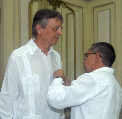 Marcelino Medina impuso la Medalla de la Amistad al señor Herman van Hooff