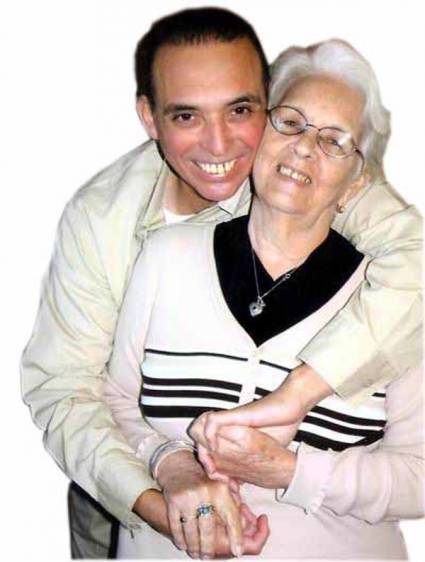 Antonio Guerrero junto a su madre