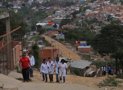 Cooperantes cubanos en Loma Grande