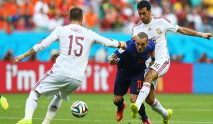 Wesley Sneijder de Holanda contra Sergio Busquets de España