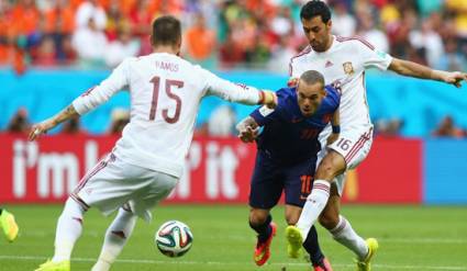 Wesley Sneijder de Holanda contra Sergio Busquets de España