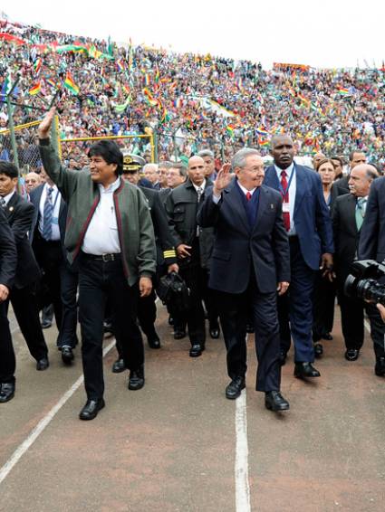 Raúl Castro junto a Evo Morales