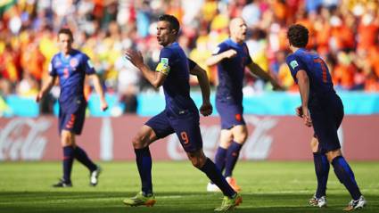 Robin van Persie mete otro gol para Holanda