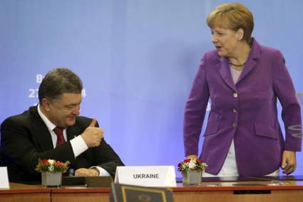 Piotr Poroshenko junto Angela Merkel 