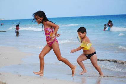Niños disfrutando de la playa.