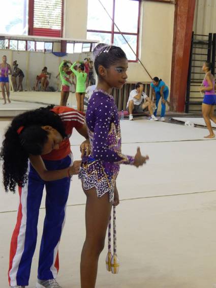 La entrenadora Maydelis Delgado y Lorelis Rodríguez