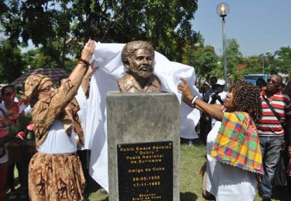 Busto dedicado al Poeta Nacional de Suriname