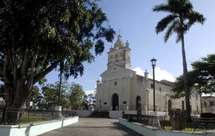 Vista de la Parroquia y Parque del Carmen