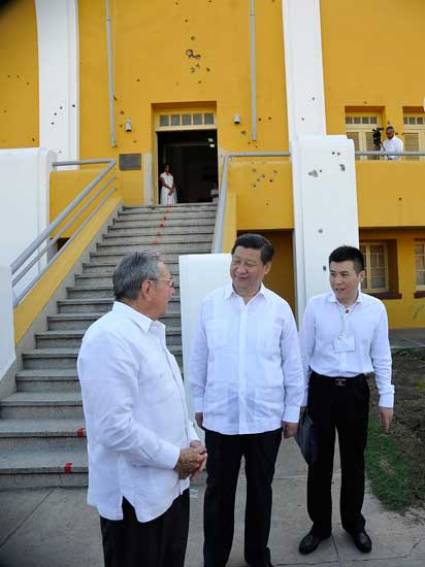 Xi Jinping y Raúl en el Cuartel Moncada