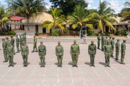 Jóvenes en clase de infantería