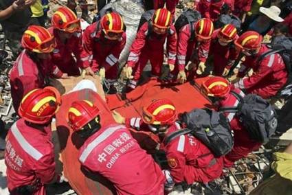 Intensifican labores de rescate tras sismo en provincia China de Yunnan