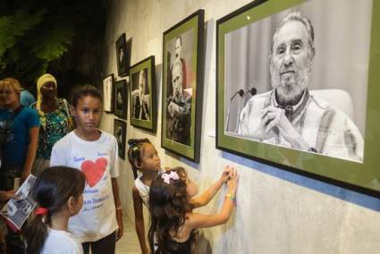 Niños asisten al a exposición Fidel es Fidel