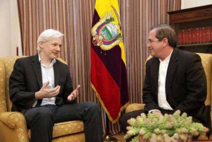 Ricardo Patiño y Julian Assange