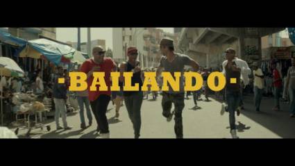 Escena del videoclip de "Bailando"