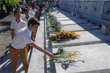 Estudiantes en el Cementerio de Colón