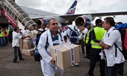 Médicos cubanos que combaten el ébola 