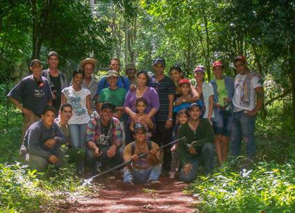 Militantes y jóvenes del periódico Adelante y Televisión Camagüey 