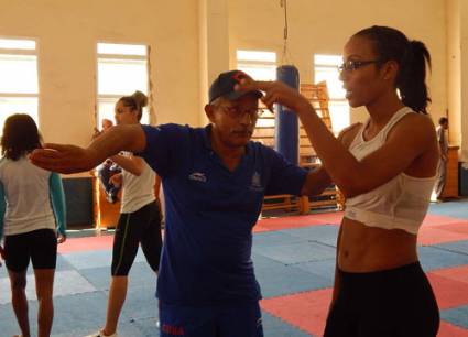 Ramón Arias precisa detalles técnicos con la campeona mundial Glenhis Hernández