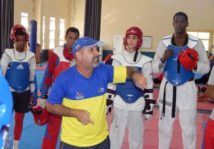 Entrenador cubano Roberto Cárdenas