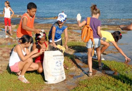 Niños y jóvenes en joranda  de saneamiento