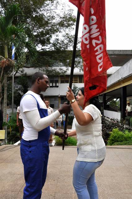 Abanderamiento de Pelotón Estudiantil Azucarero