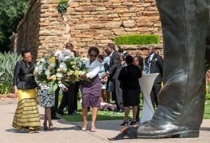 Corona de flores en la estatua que homenajea a Mandela