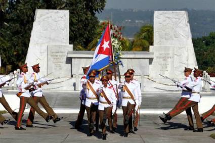 Revista militar en el Mausoleo El Cacahual