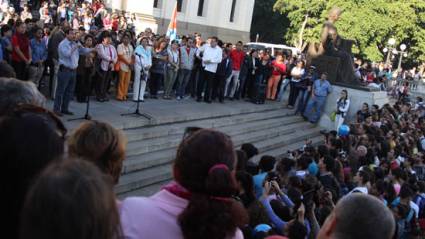 Acto en el Alma Mater