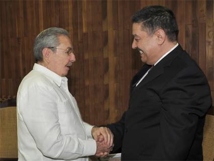Raúl Castro y Abdelmalek Boudiaf