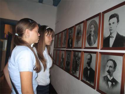 Estudiantes en Casa Natal de José Martí