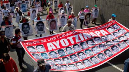 Continúan los desfiles por estudiantes de Ayotzinapa