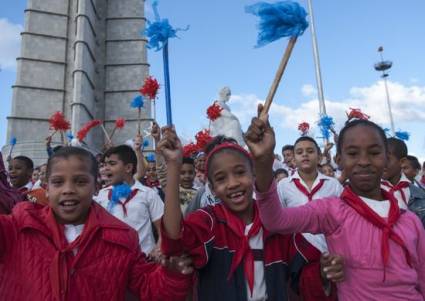 Pioneros en la Plaza de la Revolución