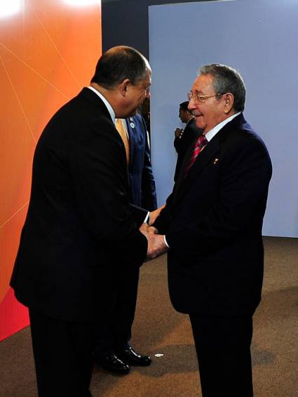 Raúl dialoga con el presidente de Costa Rica, Luis Guillermo Solís