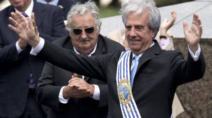 Tabaré Vázquez recibió Banda Presidencial de manos de José Mujica