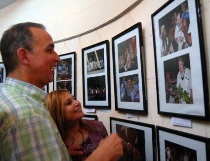 Antonio Guerrero recorrió la exposición notablemente animado