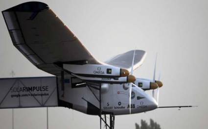 Avión de energía solar inicia vuelta al mundo