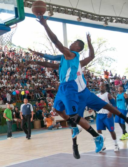 Tren de Capitalinos vuelve a encaramarse en la cumbre del baloncesto masculino cubano
