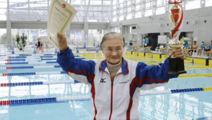 Japonesa centenaria impone récord de natación