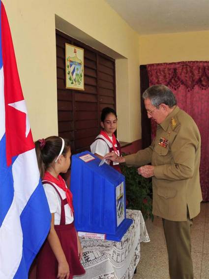 Raúl Castro vota en elecciones parciales