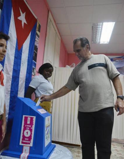 René González ejerce su derecho al voto