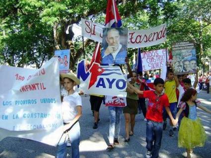 Desfile pioneril por el primero de Mayo